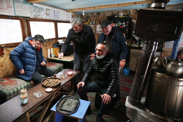 Giresun'da 'Kervansaray' dediği kulübesinin kapısını yolcular için 24 saat açık tutuyor