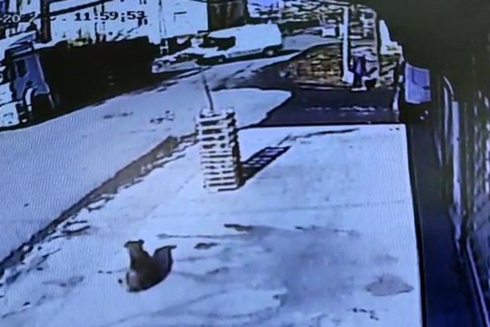 Arnavutköy’de bozuk rögar kapağının yol açtığı kaza kamerada