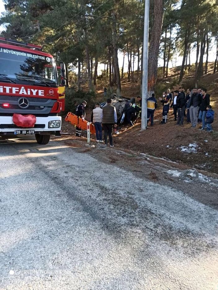 Denizli'de takla atan araçtaki 2 kişi hayatını kaybetti