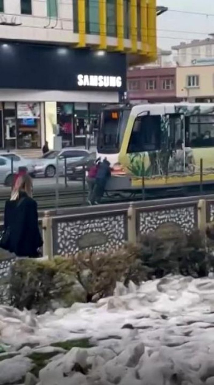 Gaziantep’te, çocukların tramvayla tehlikeli yolculuğu kamera