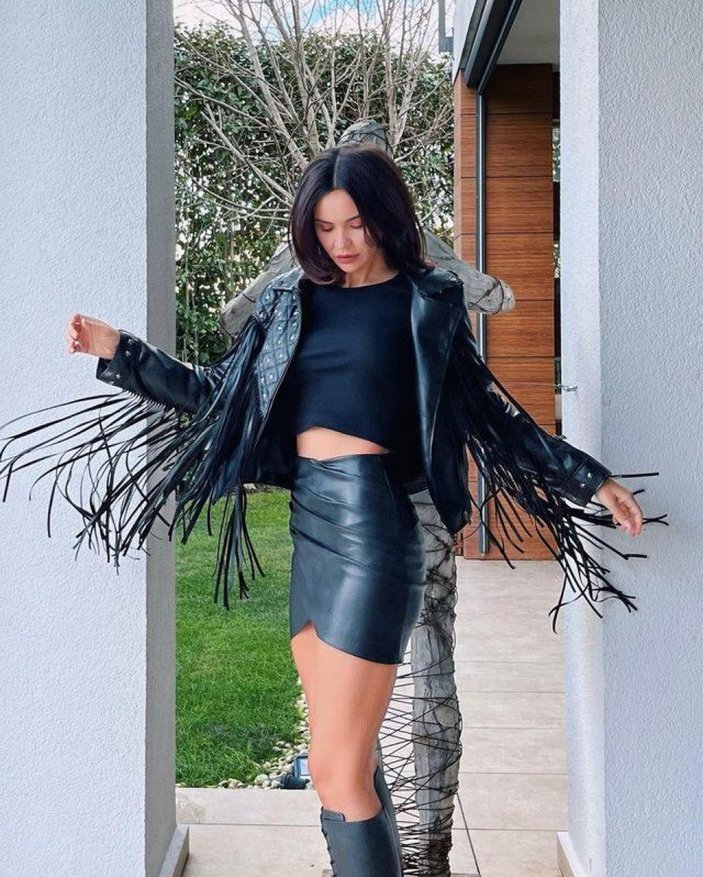 Seksenler'in Amelie'si Zeynep Demirel mini etekli pozuyla Instagram'ı salladı! 'Volkan Demirel çok şanslı'