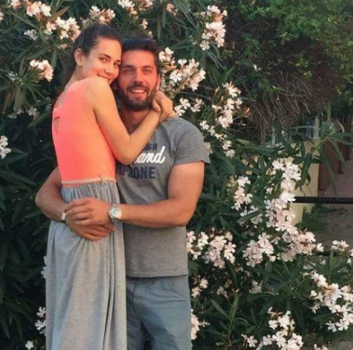 Buse Varol'un eski aşkını gören dondu kaldı...Sarmaş dolaş karelerin sahibi Yasak Elma'nın yıldızıymış!