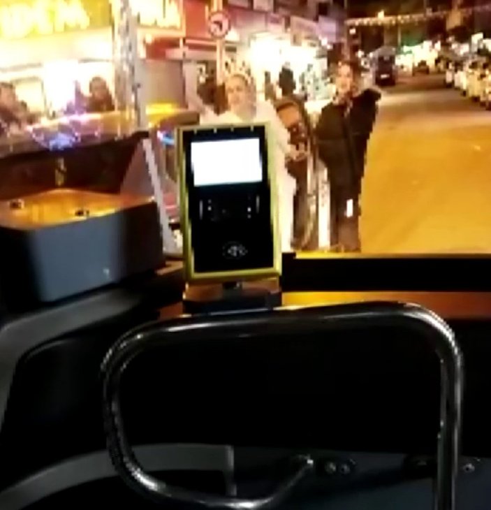 Maltepe'deki kadın, İETT otobüsünü yumrukladı