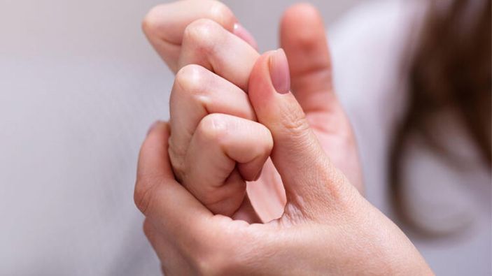 Parmak çıtlatmak gerçekten zararlı mı? Hep uyarırlar ama...