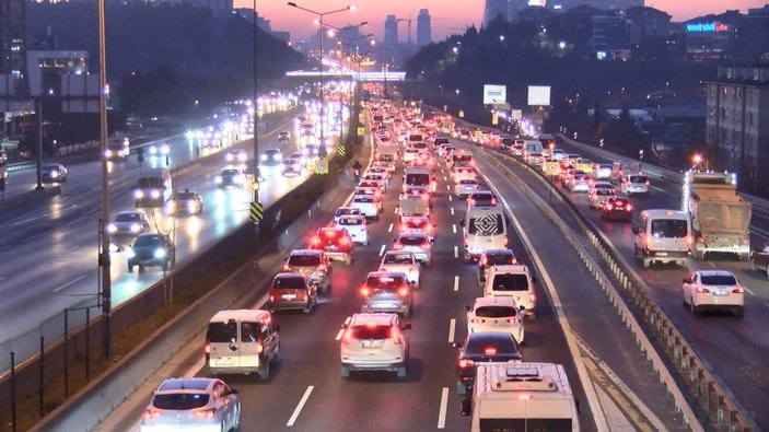 İstanbul'da, ilk iş gününde trafik yoğunluğu oluştu