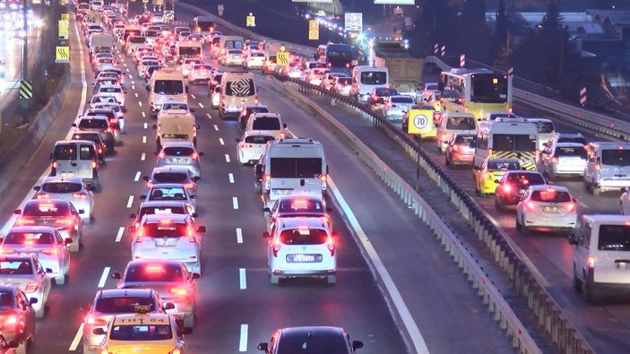 İstanbul'da, ilk iş gününde trafik yoğunluğu oluştu