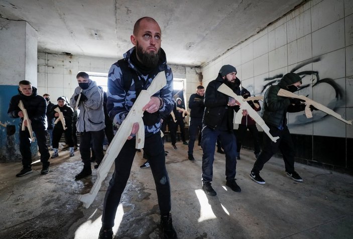 Ukrayna'da sivillere silah eğitimi devam ediyor