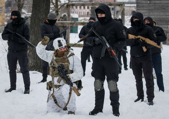 Ukrayna'da sivillere silah eğitimi devam ediyor