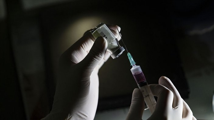 Almanya'da, eczanelerde koronavirüs aşı uygulaması başladı