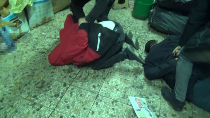 İstanbul'da sahte alkol operasyonu: Kapı koçbaşıyla kırıldı