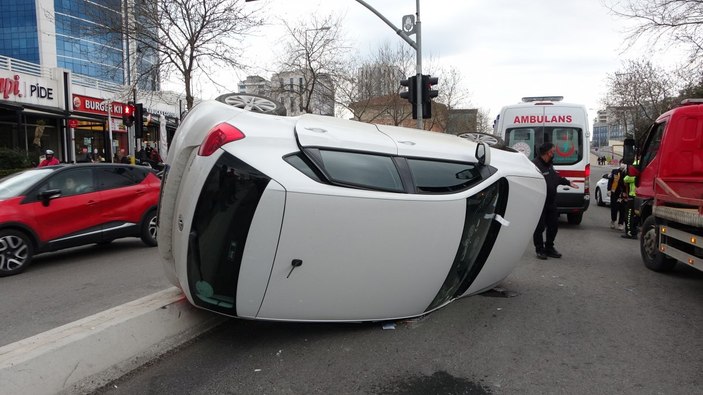 Kartal’da okul servisi ile otomobil çarpıştı