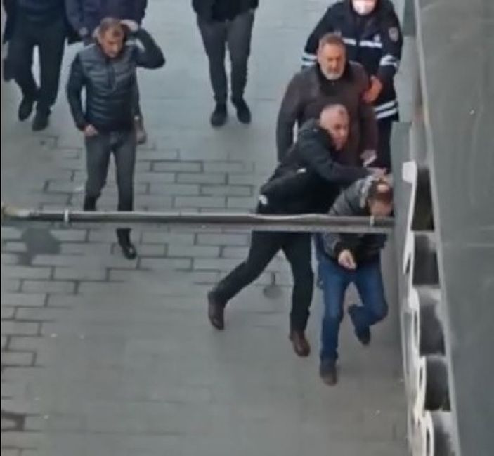 i Kocaeli'de yanlış anlaşılınca cadde ortasında tekme tokat dayak yedi