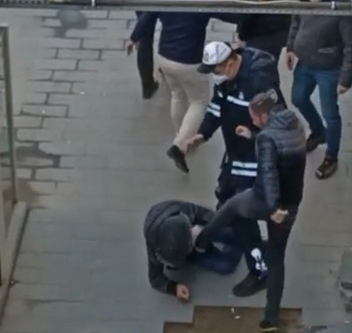 i Kocaeli'de yanlış anlaşılınca cadde ortasında tekme tokat dayak yedi