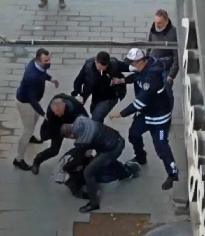 i Kocaeli'de yanlış anlaşılınca cadde ortasında tekme tokat dayak yedi