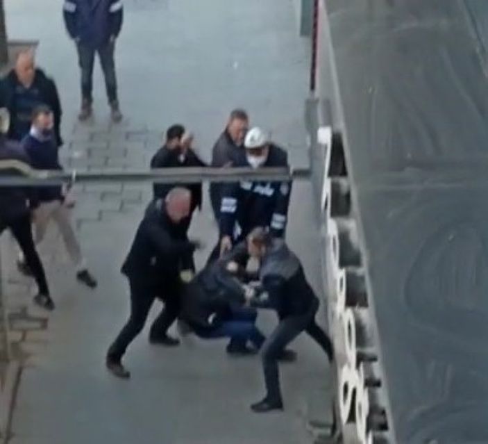 i Kocaeli'de yanlış anlaşılınca cadde ortasında tekme tokat dayak yedi