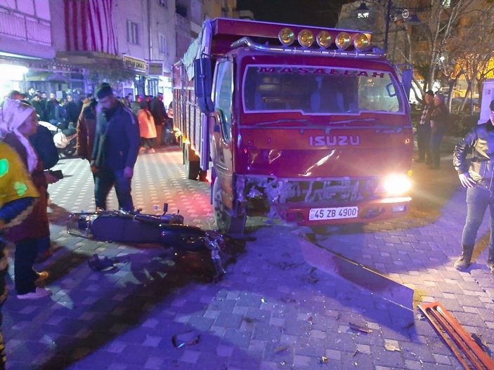 Manisa’da kamyonet ile motosiklet çarpıştı: 1 ölü, 1 ağır yaralı