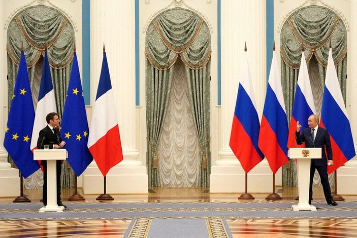 Vladimir Putin ile Emmanuel Macron arasındaki mesafe gündem oldu