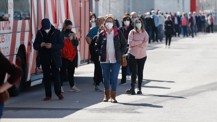 İspanya’da, açık alanda maske zorunluluğu kaldırılıyor