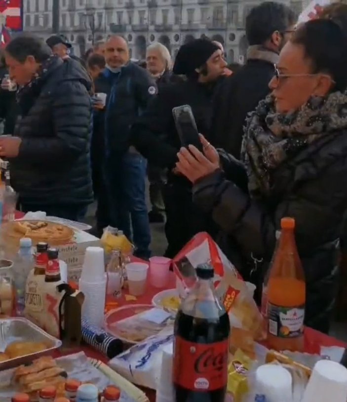 İtalya'da halk, aşı pasaportu zorunluluğunu protesto etti