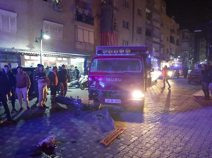 Manisa’da kamyonet ile motosiklet çarpıştı: 1 ölü, 1 ağır yaralı