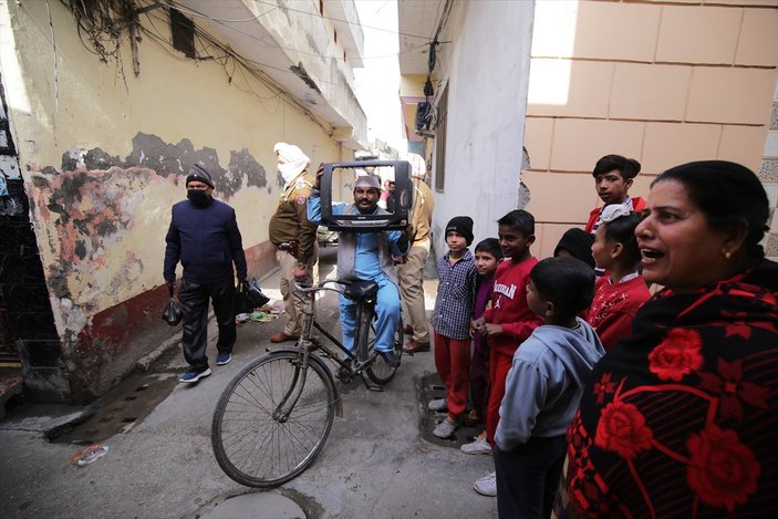 Hindistan'da televizyonla seçim kampanyası yürüten aday dikkat çekiyor