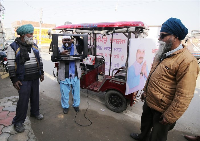 Hindistan'da televizyonla seçim kampanyası yürüten aday dikkat çekiyor