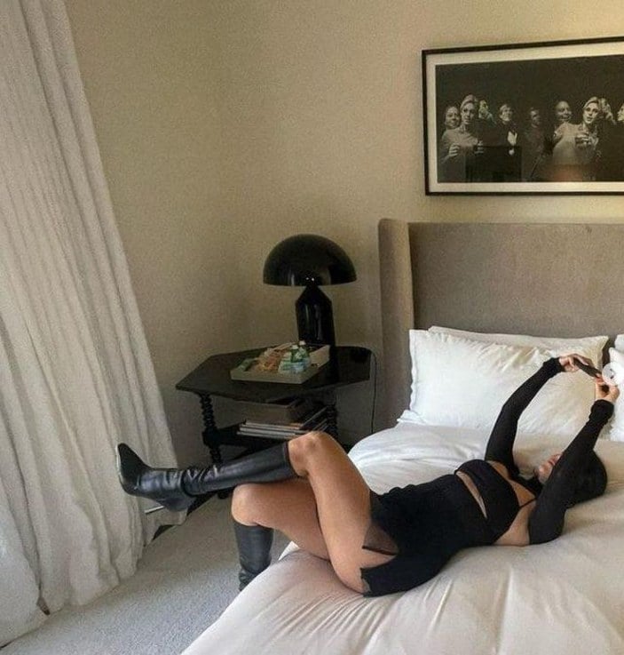 Kourtney Kardashian mini eteğiyle yatakta poz verdi