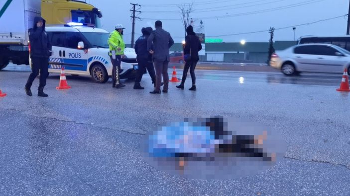 İ Bursa'da caddeden karşıya geçen kadının feci ölümü kamerada