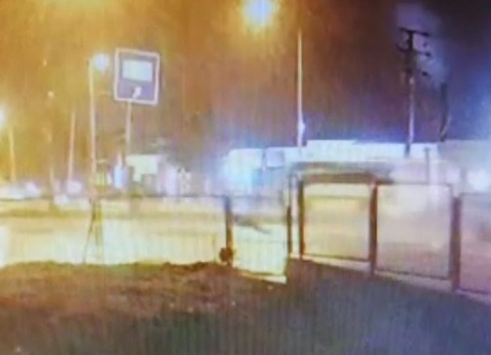 İ Bursa'da caddeden karşıya geçen kadının feci ölümü kamerada