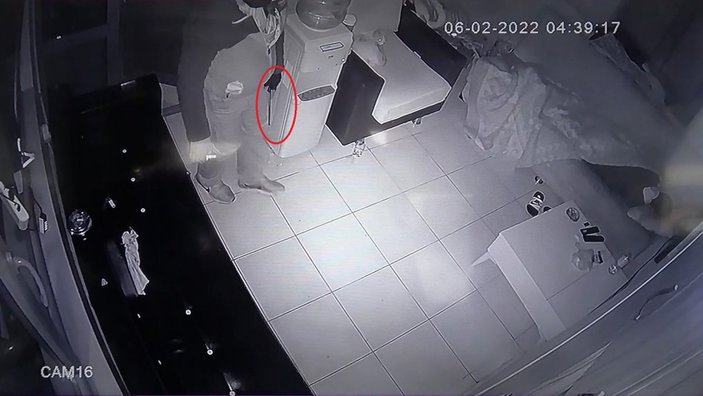 Bursa'da iş yerinde dadanan hırsız, personel uyanınca kaçtı