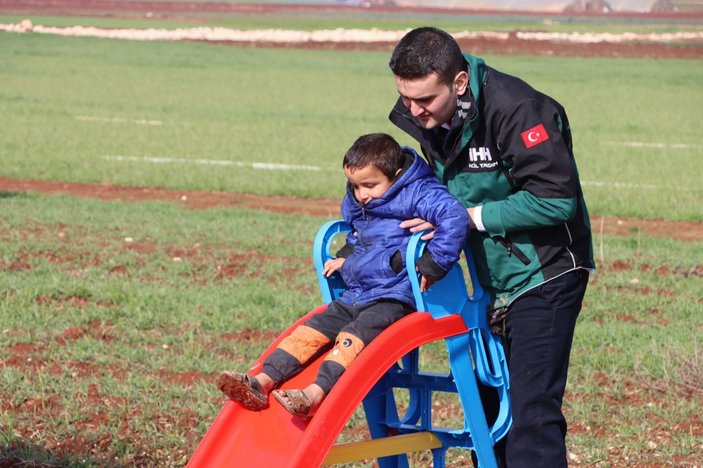 CZN Burak, Suriyeli çocuklara oyuncak götürüp yemek yaptı