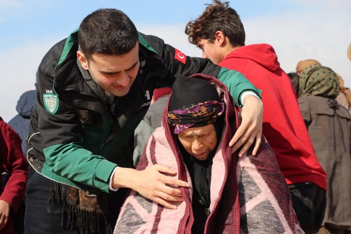 CZN Burak, Suriyeli çocuklara oyuncak götürüp yemek yaptı