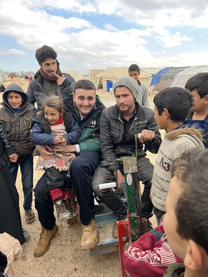 CZN Burak, Suriyeli çocuklara oyuncak götürüp yemek yaptı