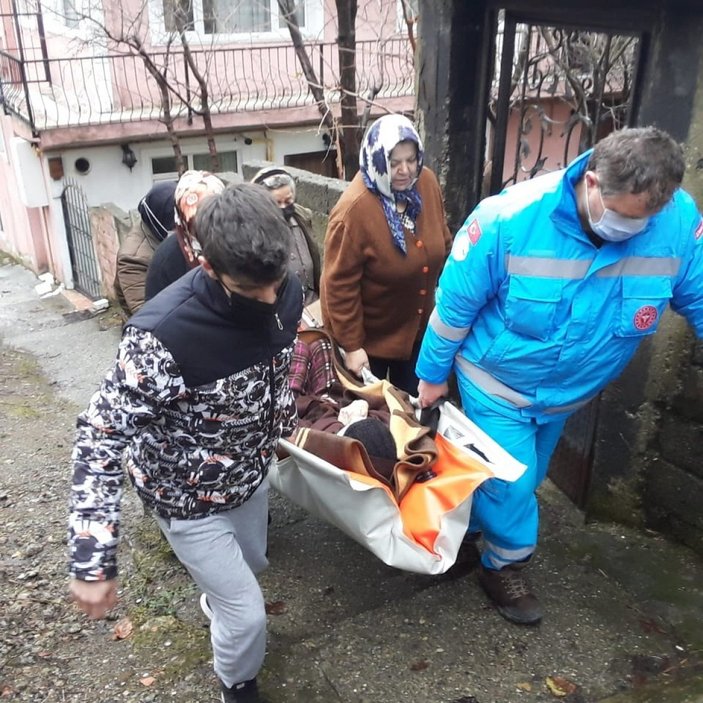 Zonguldak'taki yaşlı kadın yol olmadığı için elde taşındı