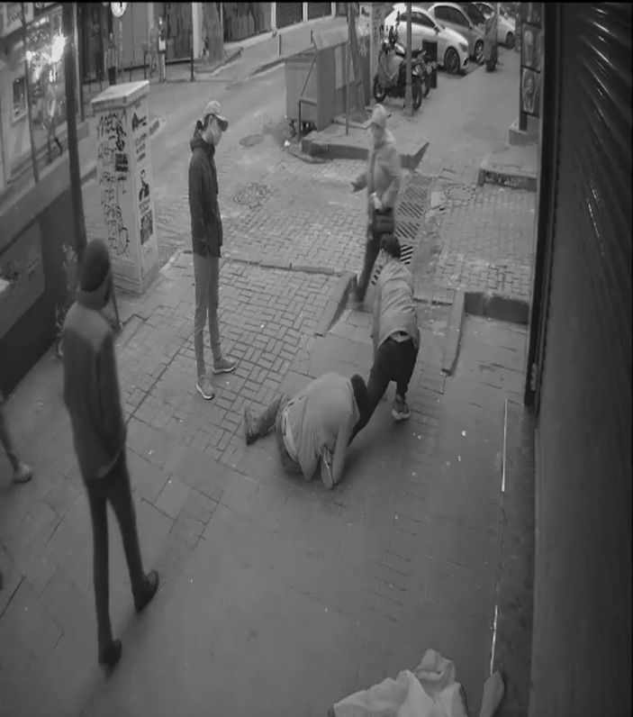 Beşiktaş'ta bıçaklı gaspçılar kamerada