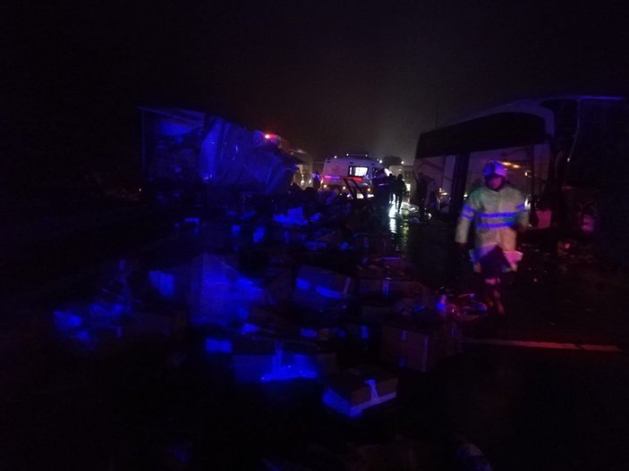 Mersin'de yolcu otobüsü tıra çarptı: 13 yaralı