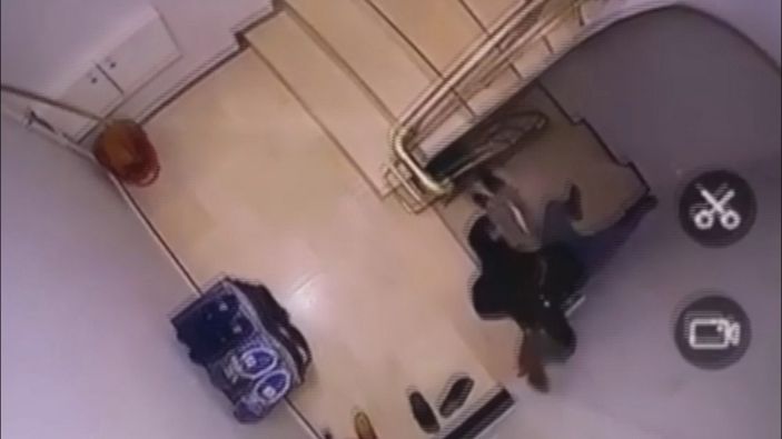 d Esenler'de ayakkabı çalan hırsız merdivenlerden düştü