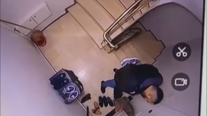 d Esenler'de ayakkabı çalan hırsız merdivenlerden düştü