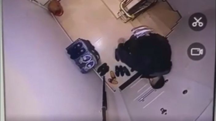 d Esenler'de ayakkabı çalan hırsız merdivenlerden düştü