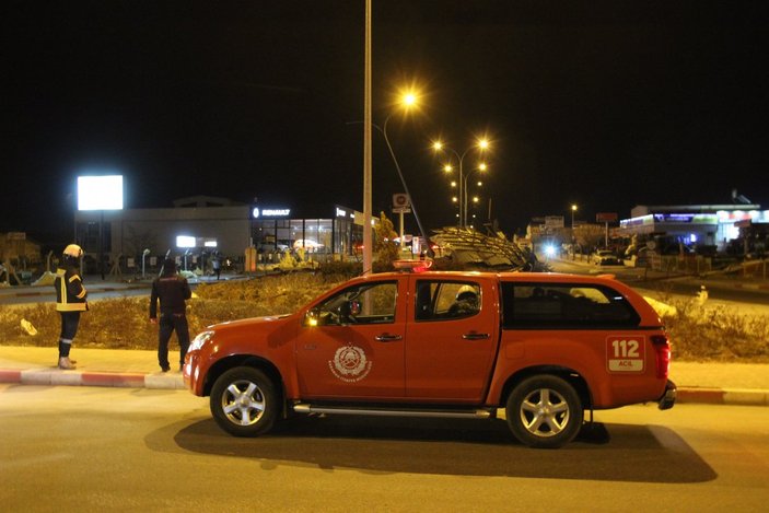 Karaman'da şiddetli rüzgar çatıları uçurup, ağaçları kökünden söktü