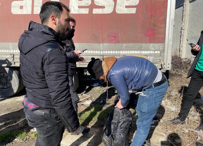 Tekirdağ’da, tır dorsesinde 2 kaçak göçmen yakalandı