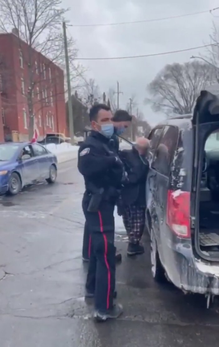 Kanada polisi, korna çalan 78 yaşındaki adama ters kelepçe taktı