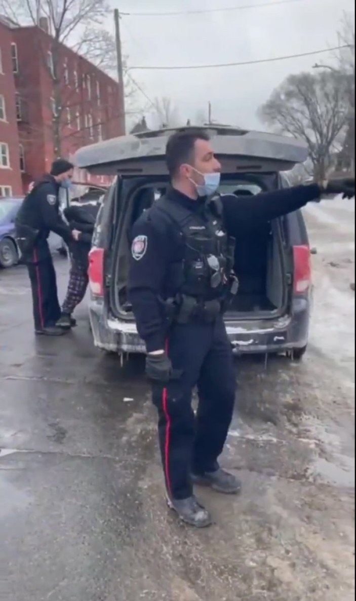 Kanada polisi, korna çalan 78 yaşındaki adama ters kelepçe taktı