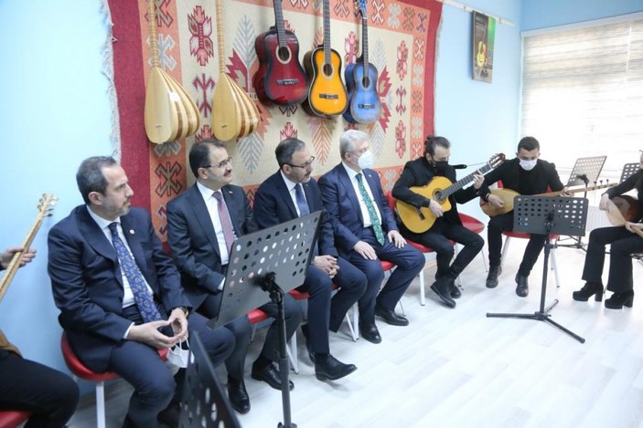 Mehmet Kasapoğlu gençlerle birlikte şarkı söyledi