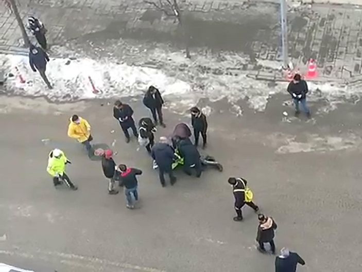 Erzurum'da trafik polisini 15 metre sürükledi