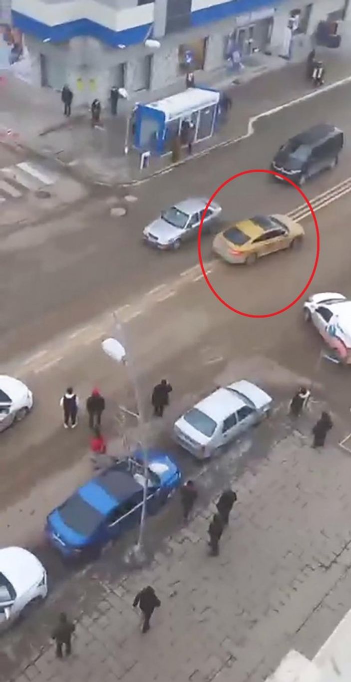 Erzurum'da trafik polisini 15 metre sürükledi