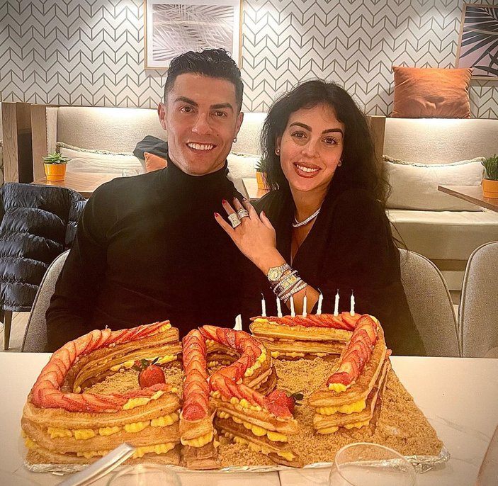 Ronaldo 37'nci yaşına sevgilisiyle girdi
