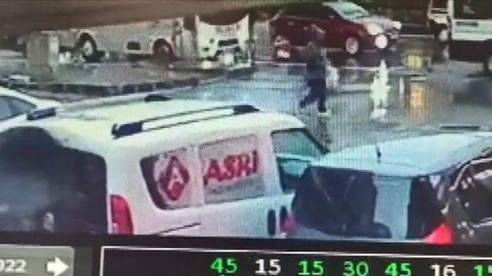 Esenyurt’ta, kırmızıda geçen kadın ve çocuğuna otomobil çarptı