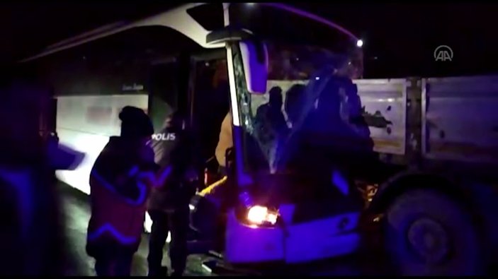 Sivas'ta yolcu otobüsü ile 2 tır çarpıştı