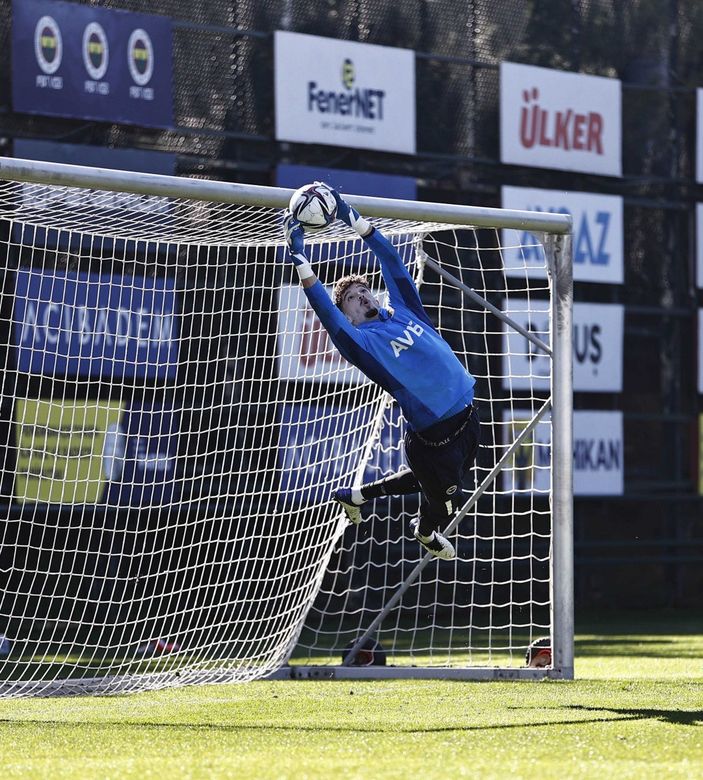Altay Bayındır, takımla çalışmalara başladı